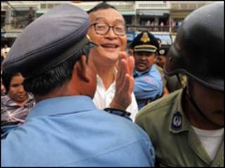 Ông Sam Rainsy bị chặn đường tại một cuộc biểu tình tại Phnom Penh