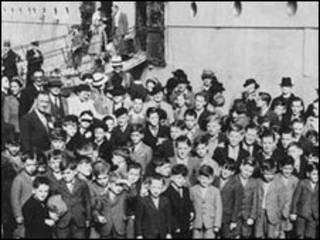 Crianças imigrantes britânicas aguardam ao lado do SS Asturias, em 1947