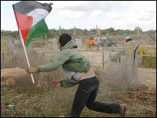 Palestino atira pedras contra forças de segurança israelenses na Cisjordânia