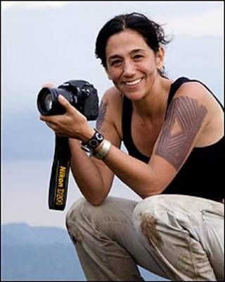 Cristina Mittermeier con una cámara