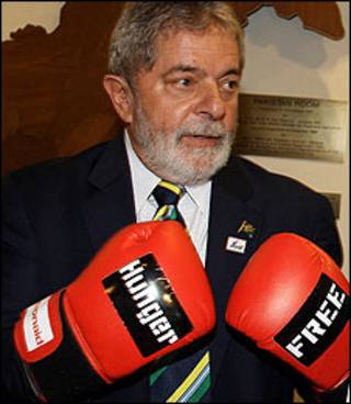 Presidente Lula recebe, em Roma, luvas que simbolizam combate à fome (Foto: Ricardo Stuckert/PR)
