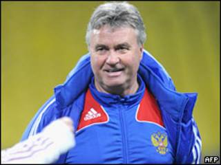 Гус Хиддинк на тренировке сборной России по футболу (13 ноября 2009 года)
