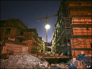 El Ministerio del Interior israelí aprobó este martes la construcción de unas 900 viviendas en una colonia judía de Jerusalén Este. El Comité de Planificación y Construcción de Jerusalén autorizó la expansión de Gilo, un área del sur de la ciudad situada en tierra ocupada por Israel desde la Guerra de los Seis Días de 1967, por lo que la construcción se considera ilegal bajo el Derecho Internacional. El proyecto aún precisa el visto bueno de otros organismos y el público podrá presentar las objeciones que crean convenientes. La decisión de ampliar Gilo llega un día después de que Israel rechazase una petición de Estados Unidos para que diera marcha atrás en la expansión de de este asentamiento, según informaron medios locales. La exigencia estadounidense habría sido trasladada por el enviado de la Casa Blanca para Oriente Medio, George Mitchell, al primer ministro israelí, Benjamín Netanyahu, en una reunión celebrada este lunes en Londres, Reino Unido. Netanyahu aseguró que el proyecto “no requiere el visto bueno del gobierno y dijo que Gilo es una parte integral de Jerusalén”, según informó la radio de la Armanda israelí. El portavoz de Netanyahu, Mark Regev, no quiso comentar esta información, y reiteró el rechazo de su país a incluir áreas anexadas a Jerusalén como parte de cualquier acuerdo que contemple detener la construcción de asentamientos. Washington está presionando para israelíes y palestinos retomen las conversaciones de paz, pero la Autoridad Nacional Palestina (ANP) ha pedido que se detenga la construcción de los asentamientos para sentarse a la mesa a dialogar. Según el corresponsal de la BBC en Jerusalén, Tim Franks, el anuncio de este martes supone el mayor lote de viviendas aprobado desde que Newtanyahu se convirtió en primer ministro a principios de año. Las 900 viviendas, que contarán con entre cuatro y cinco habitaciones, supondrá una importante expansión de Gilo. Un portavoz del presidente la ANP, Mahmoud Abbas, aseguró que la aprobación de la construcción “es otra medida que demuestra que Israel no está lista para la paz”. “Este paso arruinará cualquier intento -europeo o americano- de preservar el proceso de paz”, aseguró Nabil Abu Rudeineh. El movieminto israelí Paz Ahora “Este proyecto está destinado a torpedear el progreso que está habiendo entre EE.UU. y los palestiunos y isrtael en renovar las conversacioes”, asguró Hagit Ofran. El Ministerio de Exteriores británico también aseguró que se opone a la decisión israelí. “Un acuerdo de paz creíble debe contemplar Jerusalén como capital compartida. Expandir asentamientos en tierra ocupada en Jerusalén Este hace que este acuerdo se mucho más complicado”. Cerca de medio millón de judíos viven en más de 100 asentamientos construidos en territorios ocupados de Cisjordania y Jerusalén Este.