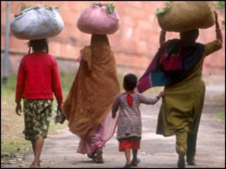 Mujeres cargando alimento en India