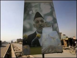 Pôster de Hamid Karzai em Cabul 18/11/2009. Foto AP