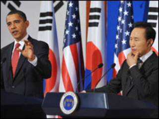 O presidente dos Estados Unidos, Barack Obama, e o sul-coreano, Lee Myung-bak. Foto MANDEL NGAN/AFP/Getty Images
