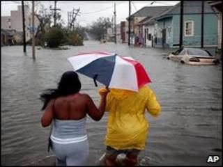 Moradores de Nova Orleans caminham pelas águas da enchente depois da passagem do Katrina (arquivo)