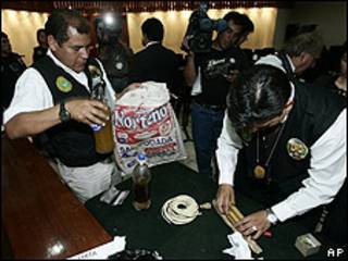 Policía con botellas de grasa