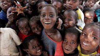 Niños sonríen en Mozambique. Archivo