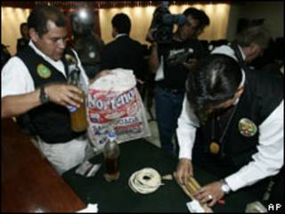 Policía peruana muestra botellas con grasa humana.