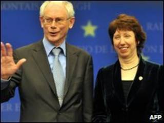 presidente estável do Conselho Europeu, Herman Van Rompuy (esq.) e Representante para Política Exterior da União Europeia, Catherine Ashton