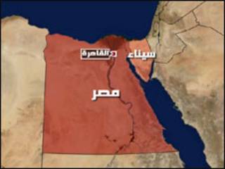 قتل الاربعاء شرطيان مصريان وضابط شرطة واصابة 4 من جنود الشرطة بجروح. وكان هؤلاء جميعا ضمن قافلة ترافق عددا من السجناء خلال هجوم شنه مسلحون على قافلة لتحرير مهربي مخدرات حسبما صرح مسؤول أمني لفرانس برس. واوضح المسؤول الذي طلب عدم ذكر اسمه بأن قافلة الترحيلات التي كانت تنقل ثمانية سجناء على الاقل بينهم ثلاثة من مهربي المخدرات من مدينة بور سعيد الى العريش الواقعة في شمال سيناء، تعرضت لاطلاق نار غزير من جانب مسلحين كانوا يستقلون أربع سيارات بالقرب من العريش. وقال ان "ضابطا وجنديا قتلا واصيب اربعة شرطيين آخرين فيما تمكن السجناء الثمانية من الفرار مع المهاجمين". واضاف ان الهجوم كان هدفه تحرير واحد على الاقل من مهربي المخدرات. إلا أن مراسلنا في القاهرة قال إن عدد السجناء الذين كانوا في سيارة الترحيلات اثنان تمكنا من الهرب بعد الهجوم على سيارات الشرطة لبعض الوقت قبل ان تلقي الشرطة القبض على احدهما واسمه حسن سعيد عبد الفتاح. وقد اطلق منفذو العملية النار على القيود الحديدية التى كانت تربط حسن بالسجين الاخر وهو المهم بالنسبة للمسلحين لتحرير الاخير والهرب به فيما ترك الاخر ليسقط في قبضة الشرطة حيا. العملية اسفرت عن مصرع ضابط شرطة ومجند واصابة 4 من افراد الامن،