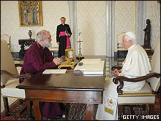 Arzobispo de Canterbury (izquierda) y papa Benedicto (derecha)