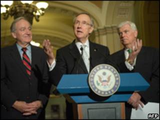 Harry Reid, líder demócrata en el Senado, con los congresistas Chris Dodd y Tom Harkin
