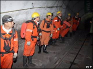 Trabajadores de rescate en la mina