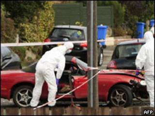Expertos en explosivos examinan el coche bomba
