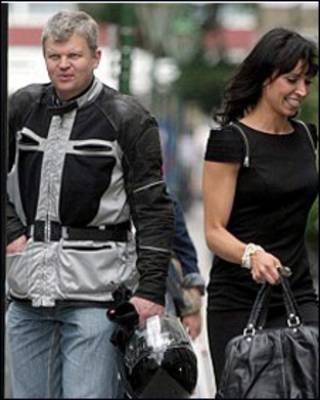 Adrian Chiles (trái) và Christine Bleakley (Bigpicturesphoto.com)