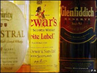 Botellas de whisky escocés
