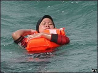 Passageira da balsa espera resgate no mar
