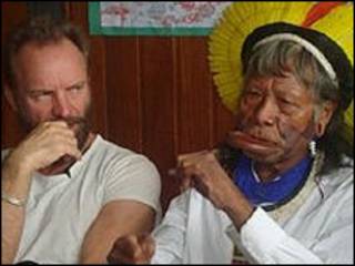 Sting (izquierda) y jefe indígena Raoni Metyktire