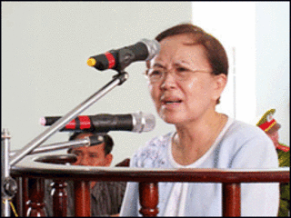 Bà Trần Ngọc Sương tại phiên tòa ( Nguồn www.vietnamnet.vn)