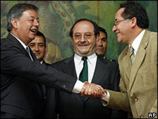 Ministro de Defensa de Colombia Gabriel Silva (izq.), Ministro de Defensa de Ecuador Javier Ponce (centro) y Ministro del Interior de Ecuador Miguel Carvajal (derecha)