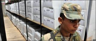 Soldado custodiando urnas en Honduras