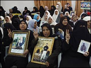 نساء فلسطينيات يحملن صور المعتقلين