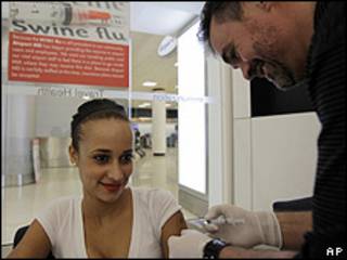 Una mujer recibe una vacuna contra la gripe porcina en Miami, EE.UU..