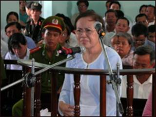 Bà Trần Ngọc Sương trước tòa