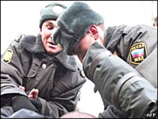 Милиционеры проводят задержание