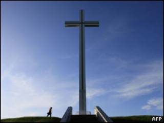 Cruz em memorial papal em Dublin, Irlanda (AFP, 26 de novembro)
