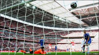 arsenal và chelsea trong trận bán kết FA Cup