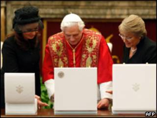 Las presidentas de Argentina, Cristina Fernández de Kirchner, y de Chile, Michelle Bachelet, con el Papa Benedicto XVI