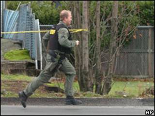 Policía corriendo hacia la zona del tiroteo en Parkland