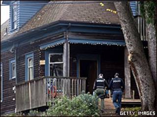 Un equipo de policías buscando al asesino de cuatro agentes en Seattle