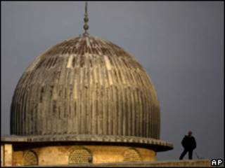 Policía israelí hace guardia en la mezquita Al Aqsa, en Jerusalén