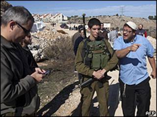Colono discute com soldado israelense em Kiriat Arba