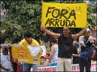 Manifestantes do lado de fora do Congresso Nacional (Foto: Antonio Cruz/ Abr)