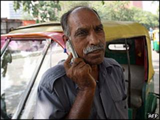 Un hombre con un celular en la India. Foto de archivo