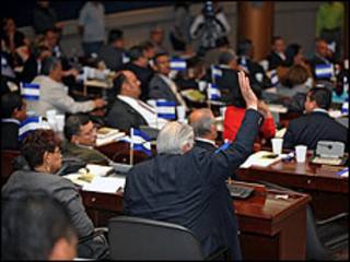Deputados hondurenhos durante a votação