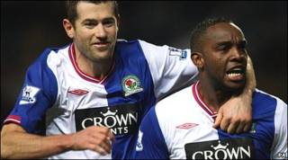 Benni McCarthy (phải)