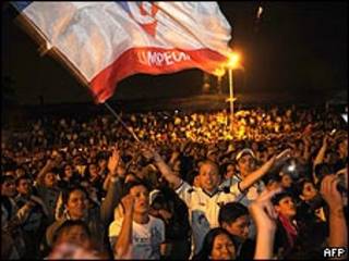 Aficionados de la Liga Deportiva Universitaria de Quito celebran el campeonato de su equipo.