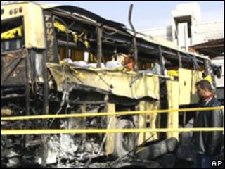 Hombre observa el autobús destrozado