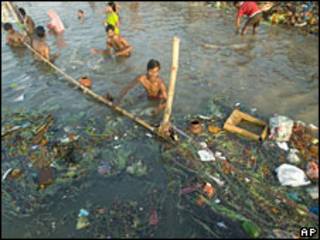 Poluição no rio Ganges (arquivo)