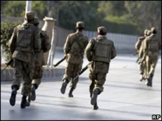Forças de segurança próximas ao local do ataque em Rawalpindi, no Paquistão
