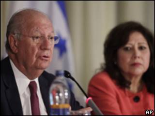 El ex presidente de Chile Ricardo Lagos junto a la secretaria de EE.UU. del Trabajo, Hilda Solís, en Tegucigalpa