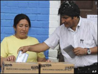 O presidente da Bolívia, Evo Morales, vota em Villa 14 de Septiembre, neste domingo (AP)