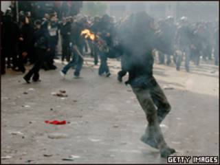 Manifestantes em rua de Atenas neste domingo (Getty Images)