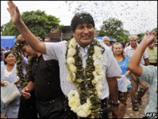 O presidente da Bolívia, Evo Morales, é recebido por simpatizantes pouco antes de votar neste domingo (AFP)